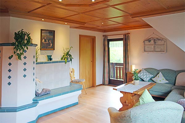 Wohnzimmer mit Zugang zum Balkon