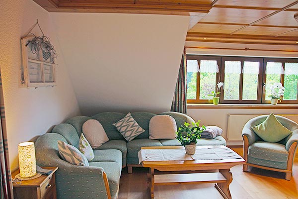 Wohnzimmer mit Zugang zum Balkon