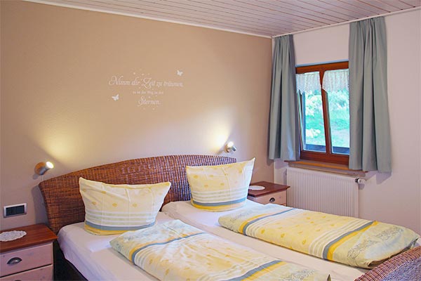 Schlafzimmer mit Doppelbett