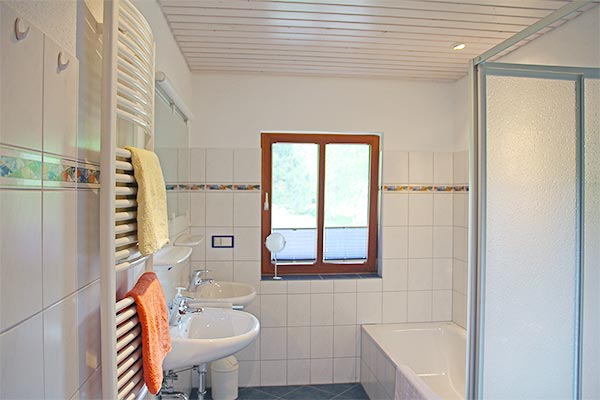 Bad mit Badewanne und Dusche
