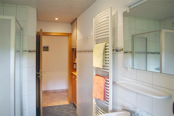 Bad mit Badewanne und Dusche