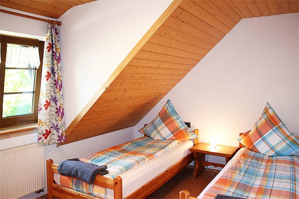Zweites Schlafzimmer mit Einzelbetten