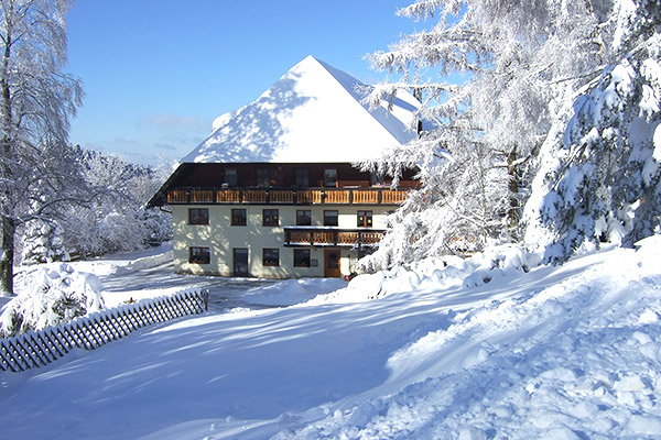 Auch bei Schnee ist unser Spielplatz beliebt