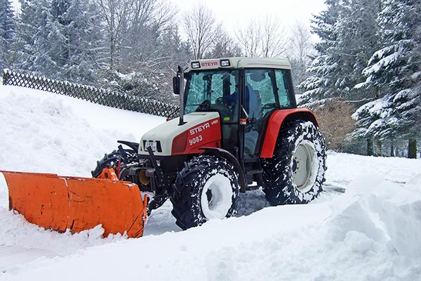 Der Traktor hat bei dem vielen Schnee ordentlich zu tun